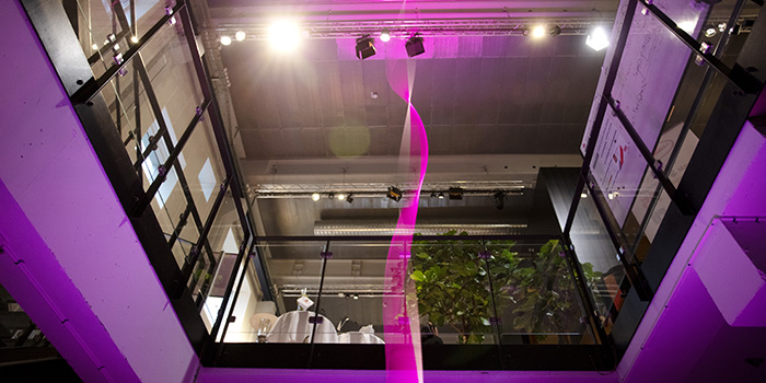 Installation artist Christoffer Vincent Thon, a DTU graduate, presented a lighting installation that shines from the basement to the ceiling at DTU Skylab. The lighting installation symbolizes what happens when we direct energy. In a similar way, the new centre will give students direction for their drive. With these competences, Christoffer Vincent Thon believes students will be able to navigate through chaos and hopefully create something new and unique. When DTU Entrepreneurship moves into its new premises, the lighting installation will move with it. Photo: Mikal Schlosser